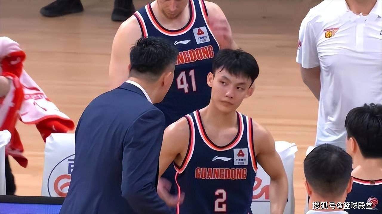 此次《惊天救援》发布的“危机”版预告捕捉了灾难最触目惊心的瞬间：火焰肆意滋长，浓烟直上云霄，玻璃瞬间破裂，哭喊声连绵不绝......万千百姓命悬一线，该何去何从？背景声里专家预判则更令人胆战心惊，超10万吨化学品和100吨氯气罐蠢蠢欲动，威胁着一百公里内的人与动物