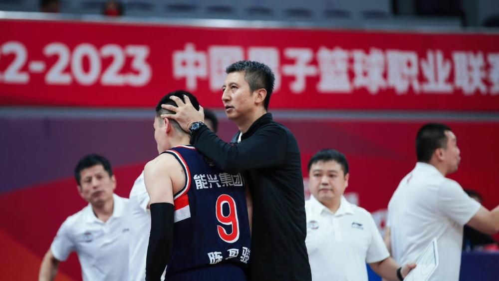 →电影导演张艺谋在看了影片后对姜文说:我绝不从是否淮确地表现了文革来评价这部影片。